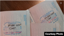Tres pasaportes cubanos con estampas de Inmigración de parole humanitario.