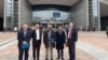 La delegación cubana frente al Parlamento Europeo en Bruselas.