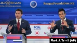 Los precandidatos a la presidencia por el Partido Republicano, el gobernador de Florida Ron DeSantis, a la izquierda, y el emprendedor Vivek Ramaswamy, durante el debate de este miércoles.