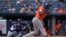 Yordán Álvarez, de los Astros de Houston, batea contra los Yankees, en New York, en el juego de este domingo, 6 de agosto de 2023. (AP/Seth Wenig)