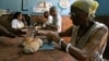 Una anciana compra pan por la libreta de racionamiento en una bodega en La Habana. (REUTERS/Jorge Silva/Archivo)