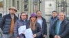 Miembros del OCDH frente a la Oficina del Alto Comisionado de Derechos Humanos de Naciones Unidas, en Ginebra. (Foto: Cortesía OCDH)