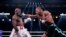 Yordenis Ugas, izquierda, pelea contra Mario Barrios en un combate de boxeo de peso welter el sábado 30 de septiembre de 2023, en Las Vegas. (Foto AP/John Locher)