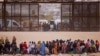 Foto Archivo. Migrantes se paran cerca del muro fronterizo después de cruzar el río Bravo con la intención de entregarse a los agentes de la Patrulla Fronteriza de los Estados Unidos. REUTERS: Jose Luis Gonzalez