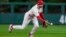 El campocorto de los Filis de Filadelfia, Trea Turner, expulsa a Gabriel Moreno de los Diamondbacks de Arizona en el cuato inning. (AP Photo/Brynn Anderson)