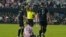 El mediocampista del Nashville SC Dax McCarty (6) recibe una tarjeta amarilla después de chocar con el delantero del Inter Miami Lionel Messi (10). (Foto AP) /Marta Lavandier)