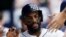 Yandy Díaz, de los Rays de Tampa Bay, es felicitado en el banquillo luego de anotar contra los Guardianes de Cleveland, este, sábado 12 de agosto, en St. Petersburg, Florida (AP/Scott Audette)