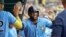 Yandy Díaz, de los Rays de Tampa, es felicitado por sus compañeros tras su cuadrangular de dos carreras ante los Bravos de Atlanta, el 9 de julio. (AP/Mike Carlson)