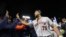 José Abreu (79), de los Astros de Houston, saluda a sus compañeros después de que el equipo derrotó a los Mellizos de Minnesota en el juego 4 para ganar la Serie Divisional de la Liga Americana de béisbol, en Minneapolis. (Foto AP/Stacy Bengs)