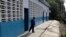 Un niño camina hacia su aula en Caucagua, Venezuela.