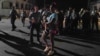 Una madre cubana carga a su hijo durante una manifestación en noviembre de 2022 que fue reprimida por tropas paramilitares y policías.
(REUTERS/Alexandre Meneghini).