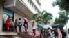Cubanos hacen fila para cambiar dinero en una CADECA de La Habana. REUTERS/Alexandre Meneghini