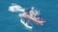 Una embarcación de la Guardia Costera en Key West se acerca a un bote con 18 migrantes cubanos el 10 de noviembre de 2016. Foto: Coast Guard photo