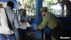 Un puesto para desinfectarse las manos en Cuba... una de las medidas para combatir el cólera.