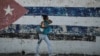 Cubanos criticaron la decisión del gobierno de abrir las fronteras al turismo. (YAMIL LAGE / AFP)