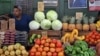 Venta de alimentos en un agromercado de La Habana en 2016.