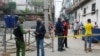Un oficial revisa documentos en una calle en cuarentena por COVID-19 en La Habana. REUTERS/Stringer