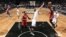 Brook López intenta bloquear la anotación del jugador del Miami Heat.