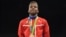 El cubano Joahnys Argilagos posa con su medalla luego de ganar en los partidos de boxeo en los Juegos Olímpicos de Río 2016 en Río de Janeiro el 14 de agosto de 2016