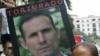 Manifestantes piden la liberación de Ferrer frente al Consulado Español en Coral Gables. (Archivo)