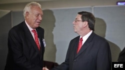 El ministro de Asuntos Exteriores español, José Manuel García-Margallo (i), habla con su homólogo cubano, Bruno Rodríguez, hoy, miércoles 26 de septiembre 2012, durante una reunión en Nueva York
