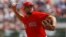 El lanzador abridor de los Medias Rojas de Boston, Nathan Eovaldi (17), contra los Twins de Minnesota, en el JetBlue Park de Fort Myers, Florida. (Butch Dill-USA TODAY Sports)