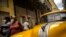 Transeúntes con mascarillas protectoras en una calle de La Habana. (AP/Ramón Espinosa)
