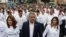 El presidente colombiano Iván Duque encabeza la marcha contra el terrorismo en Bogotá.