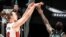 Kelly Olynyk (i). Foto tomada del Twitter de @MiamiHeat.