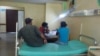En las salas de pediatría faltan cunas para los niños pequeños.