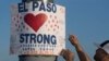 Un cartel en memoria de las víctimas de la masacre en el Paso llama a los residentes a ser fuertes ante la tragedia.