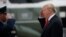 El presidente Donald Trump hace un saludo militar en la Base Andrews, Maryland.