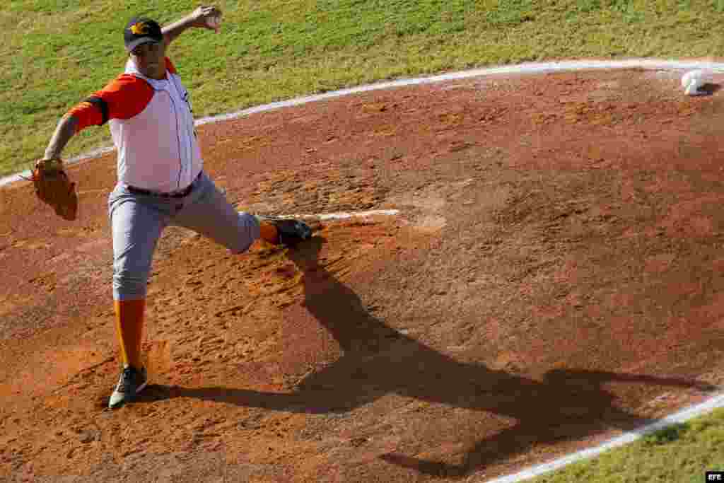  Yasmani Hernández, de Villa Clara de Cuba, lanza una pelota hoy, lunes 3 de febrero de 2014, durante un partido contra Tigres del Licey de República Dominicana en el tercer día de la Serie del Caribe 2014, en el Estadio Nueva Esparta, en Margarita (Venezuela).