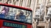 Una pareja de turistas se toma una foto en un bus en La Habana (Foto: Archivo).