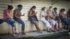 Nasobucos y distancia social en una cola para conseguir alimentos en Cuba (Adalberto Roque / AFP).