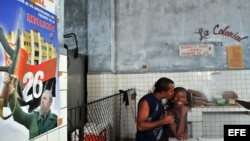 Archivo (2008) - Bodega cubano, centro de venta de alimentos en Santiago de Cuba.