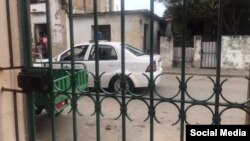 Una patrulla de la policía vigila la vivienda de un activista este #15N.