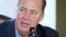 El gobernador de West Virginia, EE.UU., Earl Ray Tomblin, habla en una conferencia de prensa en La Habana.