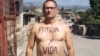 El líder de UNPACU, José Daniel Ferrer, se pinta el cuerpo con el cartel "Patria y Vida". (Foto: Twitter)