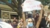 Leonardo Romero Negrín levanta el cartel en el que pide: "Socialismo sí, represión no".