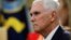 El vicepresidente Mike Pence escuacha al presidente Trump durante su reunión con la esposa del presidente interino de Venezuela, Fabiana Rosales.
