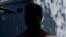Un migrante cubano, que prefirió no ser identificado por temor a represalias contra su familia en la nación insular, posa para una fotografía el 21 de junio de 2022 en North Miami Beach, Florida (AP Photo/Wilfredo Lee).