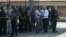 La policía en las afueras de la escuela.