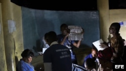 Jurados electorales cuentan los votos en un colegio electoral de Puerto Príncipe.