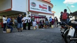 Noticias de Cuba en 5 minutos | 12/16/2024 - In Cuba, getting petrol for the last few days has been a nightmare,. (Photo by YAMIL LAGE / AFP)