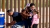 Una familia de inmigrantes cubanos tras cruzar la frontera a Estados Unidos, en Yuma, Arizona. RINGO CHIU / AFP/Archivo)