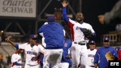 Jugadores de la República Dominicana celebran su victoria tras ganar el partido contra Holanda en el Clásico del Mundial de Béisbol.