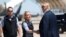 Kirstjen Nielsen saludo a Donald Trump en El Centro, California, el 5 de abril de 2019.