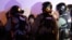 Detienen a manifestante en una manifestación en apoyo de los derechos humanos de los uigures de Xinjiang en Hong Kong.