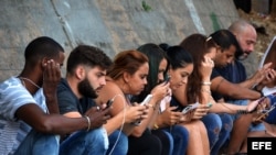 Varias personas se conectan a internet en La Habana. (Archivo)